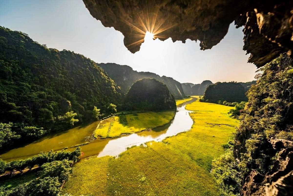 Day 3: Halong - Ninh Binh - Tam Coc (B, L) (Breakfast, Lunch)